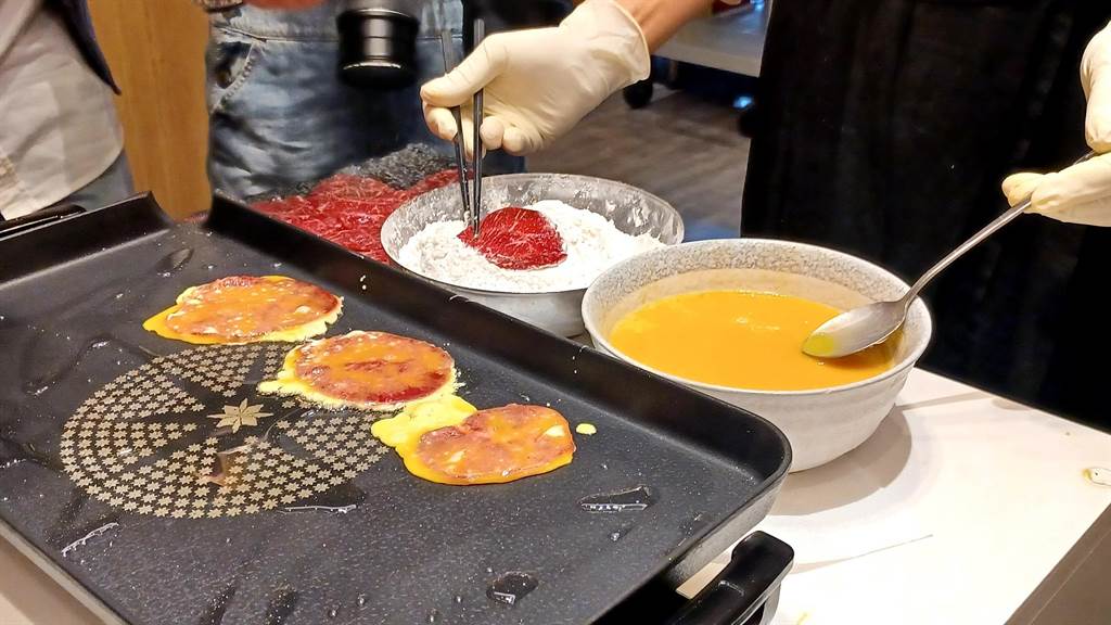 光州肉餅的特色之一是桌邊「食」境秀，現點現做讓客人吃到最鮮美的光州肉餅。(陳韻萍攝)