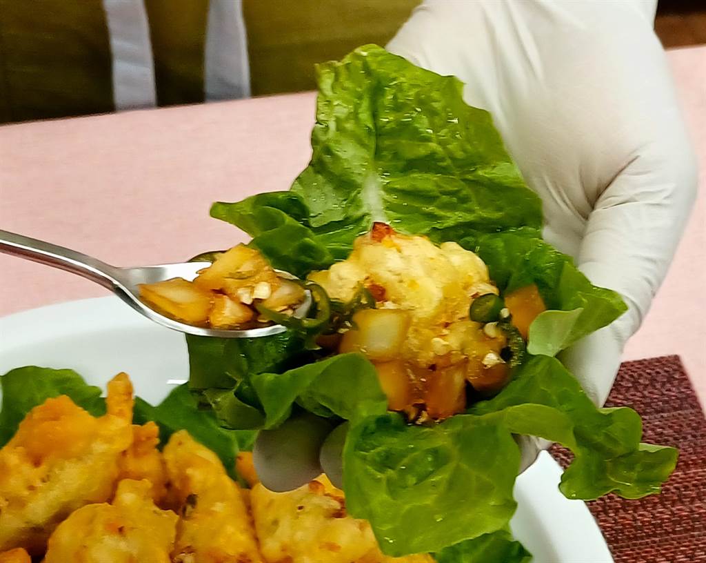 生菜炸物是光州的鄉土料理，將生菜包覆炸過的魷魚塊，再加上醃漬洋蔥絲、青陽辣椒和韓式辣醬一起吃。(陳韻萍攝)