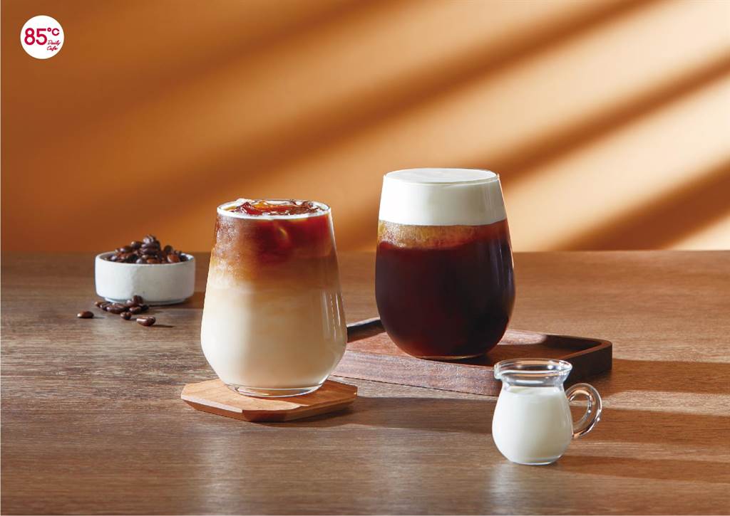 10月1日世界咖啡日，85度C推出大杯「就是海岩」咖啡和中大杯烏龍鴛鴦拿鐵第2杯半價優惠。（85度C提供）