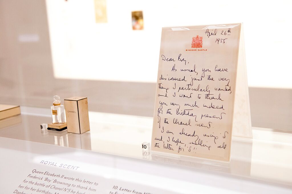 已逝之英國伊莉莎白女皇二世親手寫的感謝函。（CHANEL提供）