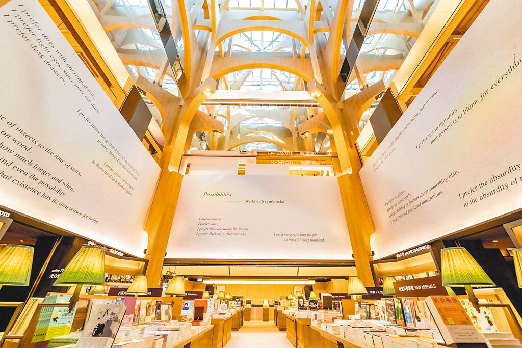 誠品生活新店4樓書店有30米挑高天井，可在「光合廣場」自然天光下沉浸書香。（誠品提供）