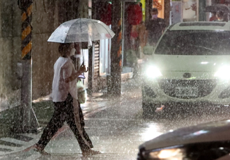 大雨夜襲5縣市 專家預告「小低壓渦旋」來了