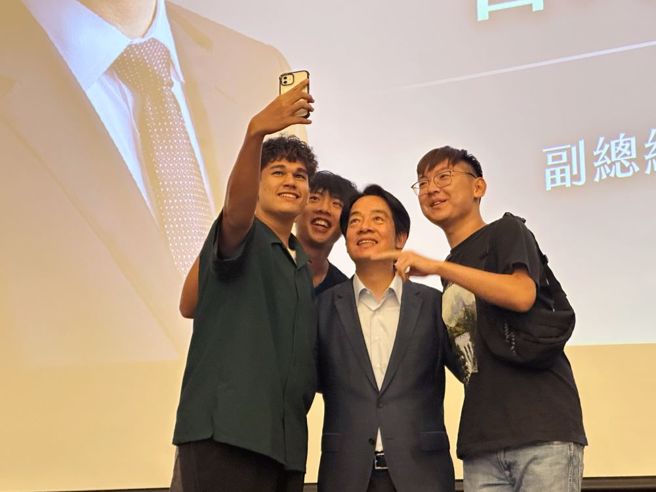 民进党总统参选人赖清德（右2）25日到东海大学演讲，会后有学生开心拿出手机与赖清德自拍。（中央社）