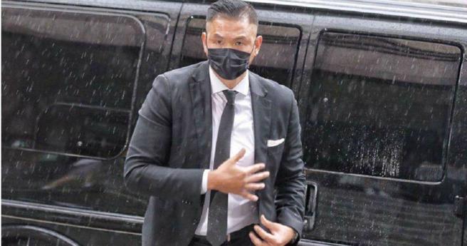 陈建州先前以告诉人身份赴北检，结束联访，陈即快步走向暴雨中，转身向媒体比「讚」后，乘坐保母车离开现场。（图／报系资料照）