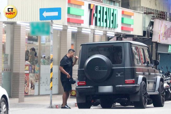 陈建州在9月13日下午开着近千万名车前往超商，完全不顾红线直接在店门口临停。（图／本刊摄影组）