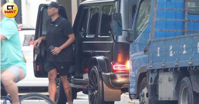 陈建州开车离开超商后，开没多久又停在附近的双语学校前，照惯例再度将车停在红线区。（图／本刊摄影组）