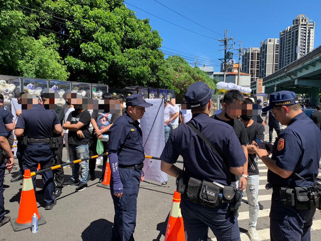 板橋警分局日前接獲民眾報案，指稱幫派分子（24日）上午在板橋區板城一帶舉辦大型公祭。（照片 / 板橋分局提供）