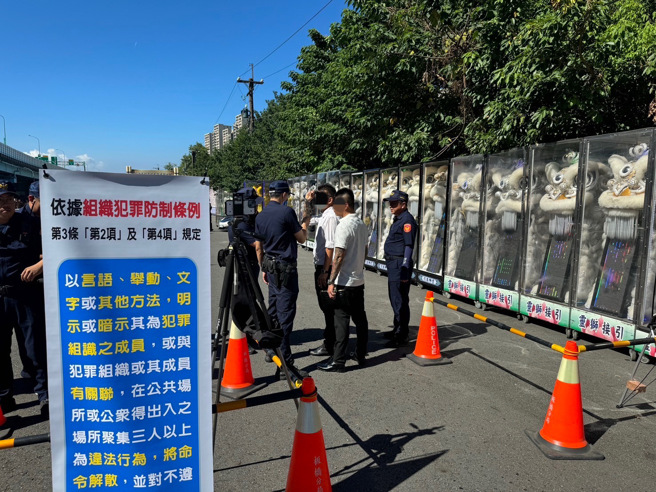 警方正進行盤查。（照片 / 板橋分局提供）