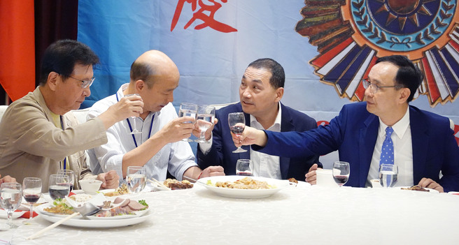 中广董事长赵少康（左）密会前高雄市长韩国瑜（左二），加速非绿阵营整合，也有挺侯要角盼促成韩在侯友宜（右二）的竞选架构中担任要职。右一为国民党主席朱立伦。（资料照，姚志平摄）（饮酒过量，有碍健康）