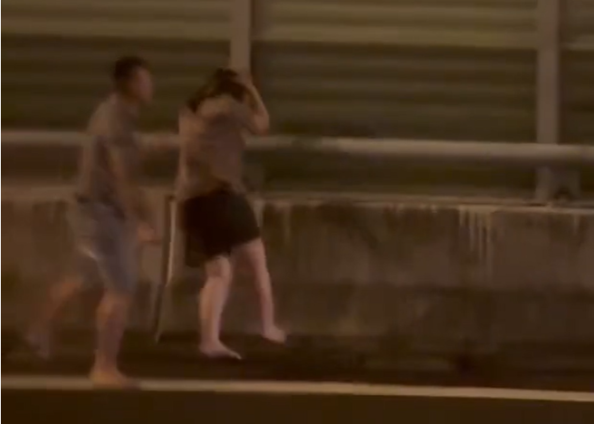 酒后口角 莽夫台74高架道路肩打老婆后丢包。(翻摄自记者爆料网)
