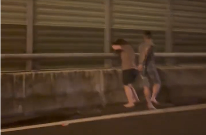 酒后口角 ，莽夫台74高架道路肩打老婆后丢包。(翻摄自记者爆料网)