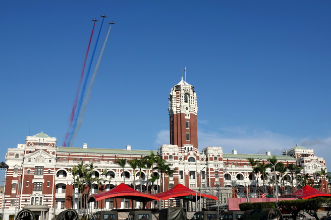 双十国庆将届，国军26日早晨进行「半兵力」训练，3架雷虎小组AT-3教练机喷着三色彩烟，飞过总统府上空。（黄世麒摄）
