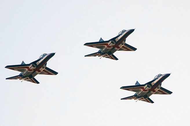 双十国庆将届，国军26日早晨进行「半兵力」训练，3架勇鹰高级教练机从总统府前通过。（黄世麒摄）
