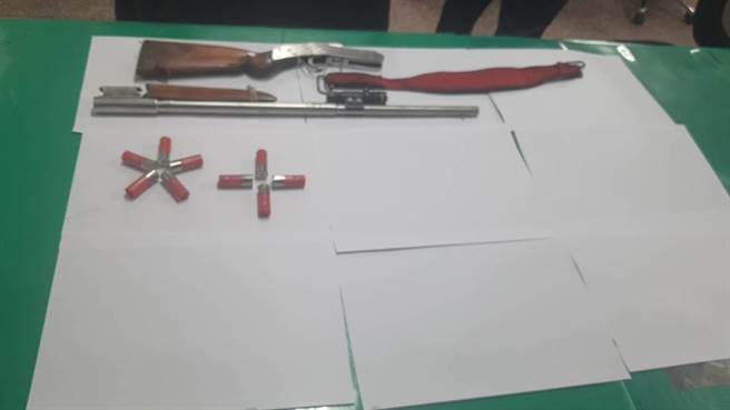 新北市雙溪山區深夜傳出槍響，造成1人死亡，警方漏夜偵查，起出土製槍支一把及子彈數發。（翻攝照片／張志康新北傳真）