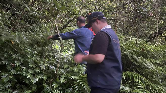 新北市警局瑞芳分局組成專案小組，天一亮就帶著蕭嫌回到現場找尋遭其棄置的槍支。（翻攝照片／張志康新北傳真）