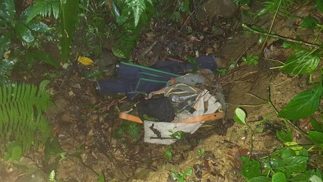 新北市警局瑞芳分局組成專案小組，天一亮就帶著蕭嫌回到現場找尋遭其棄置的槍支。（翻攝照片／張志康新北傳真）