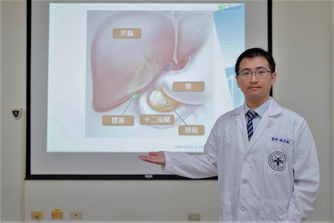 成大医院斗六分院一般外科医师杨宗翰建议，无论是有症状的胆囊结石或大于 1 公分的胆囊息肉，治疗方式都是以手术将胆囊及病灶一起拿掉。（成大斗六分院提供）