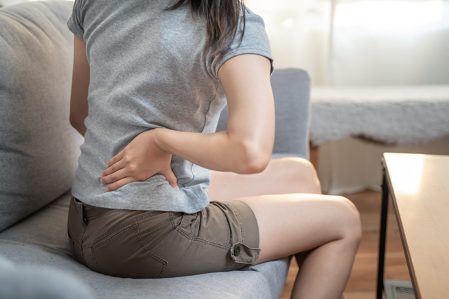 大陆一名26岁女子2个月前开始出现腰部不适，原以为是平常缺乏运动所致，后来开始慢跑健身，却发现膝盖疼痛。医师表示，女子是因上班久坐，而罹患「死臀综合症」。(示意图/ Shutterstock )