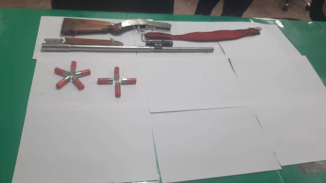 取证枪枝。（照片 / 瑞芳警分局提供）