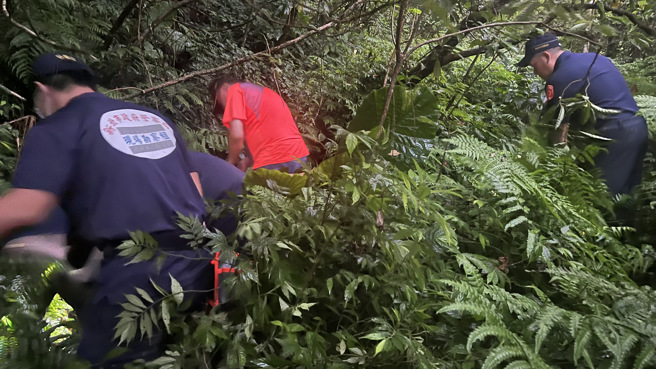 警方获报后，鑑识人员已赶抵案发现场採集萧嫌及张姓死者虎口处火药残迹送验，厘清开枪者。（照片 / 刘咏韵翻摄）