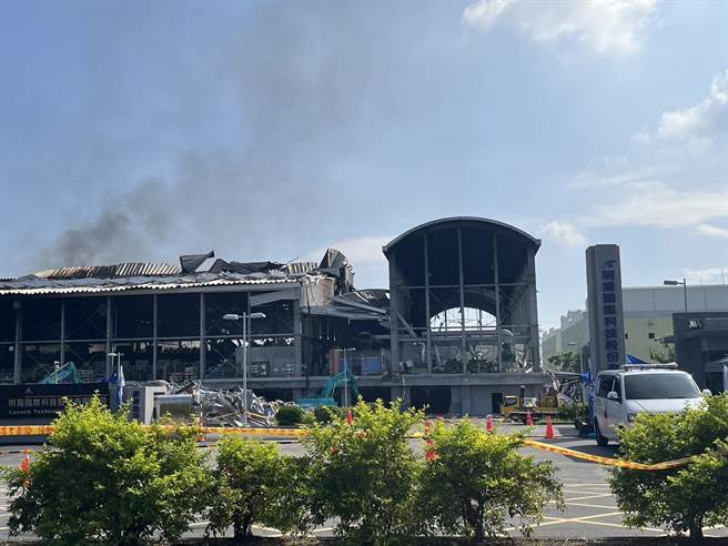 明扬国际再冒黑烟。（林和生摄）