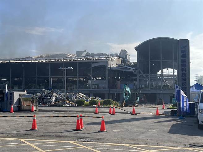 明扬国际再冒黑烟。（林和生摄）