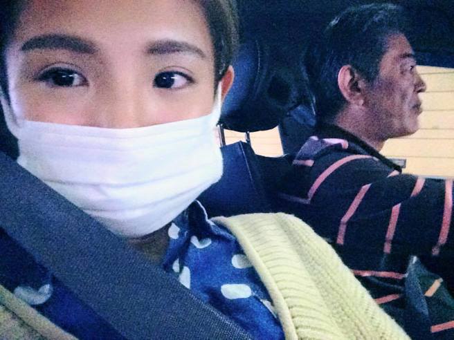 鲔鱼（左）透露爸爸总是不管早晚，都坚持亲自送她去工作。（鲔鱼提供）