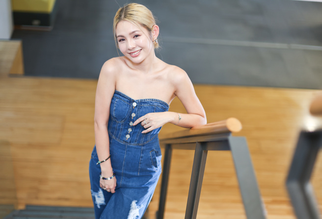 鲔鱼接受《孝亲奖》专访。（陈俊吉摄）