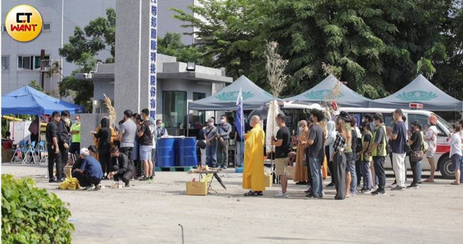 4位勇消殉职家属前往现场招魂。（图／宋岱融摄）