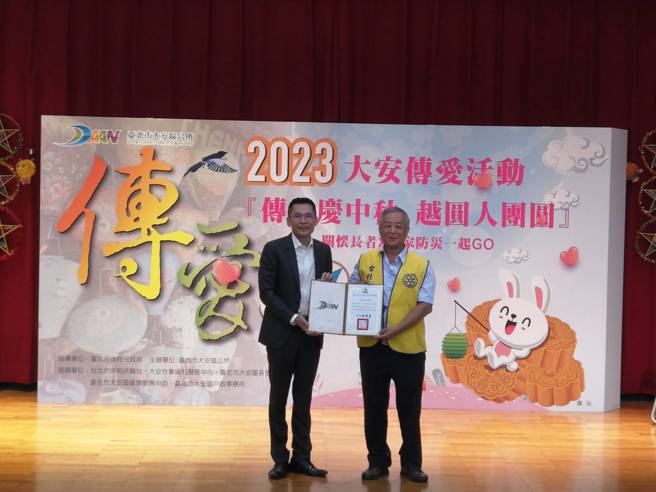 林明寛区长致赠安和扶轮社感谢状。(戴志扬翻摄)