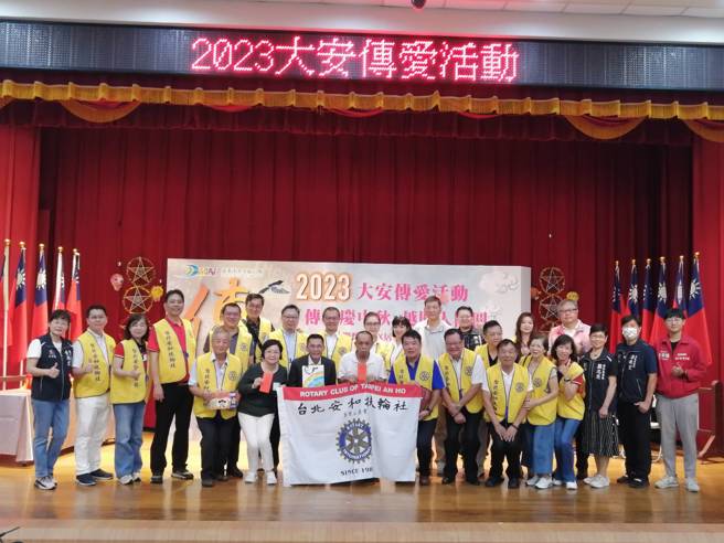 区长与安和扶轮社及里长们合影。(戴志扬翻摄)