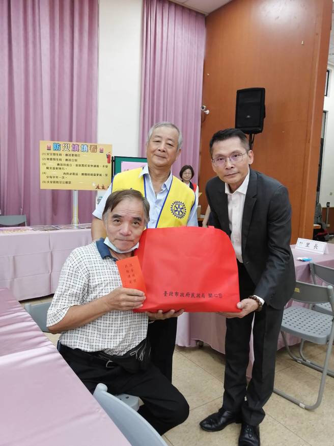 林明宽区长与安和扶轮社吴真德社长致赠长者秋节慰问品。(戴志扬翻摄)