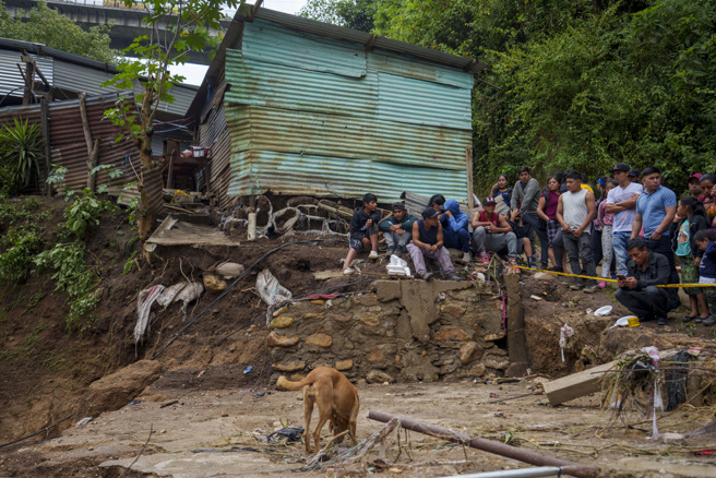 瓜地馬拉緊急事務處理署（Conred）表示，今天凌晨河水沖破Dios es Fiel違建區，除了罹難死者外，另有13人失蹤，其中有8名是孩童。(圖/ 美聯社)