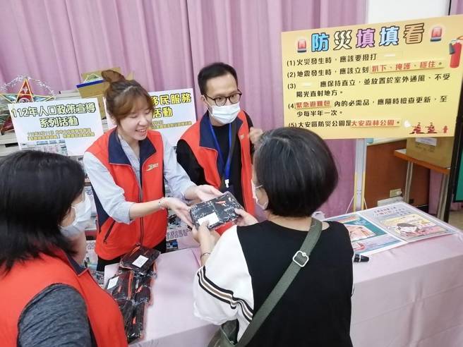 长辈在现场参与防灾宣导，并玩起填填看游戏。(戴志扬翻摄)