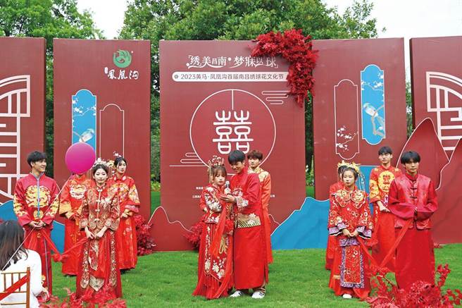 大陆民政部公布数据显示，今年4至6月，全国有178.1万对新婚夫妇注册结婚，较今年第1季少了36.6万对。（中新社资料照片）