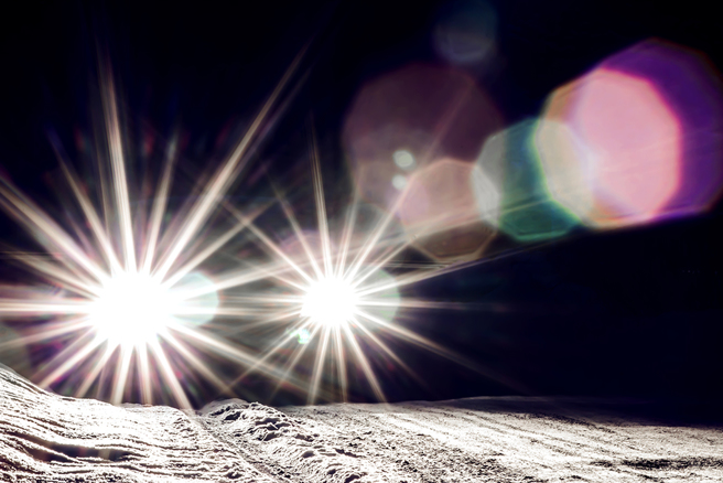 54岁男子请员警调整汽车大灯，没想到却被对方一掌拍死。（示意图／达志影像）