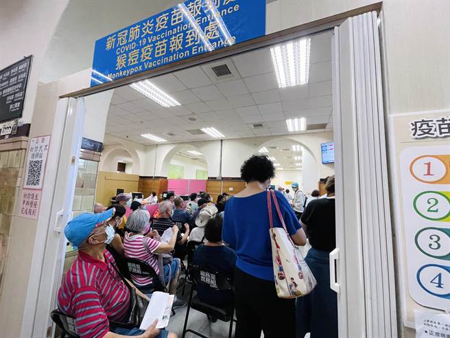 台大医院今日上、下午各开放200人接种莫德纳XBB.1.5疫苗，上午已经额满，下午尚有名额。（蔡佩珈摄）