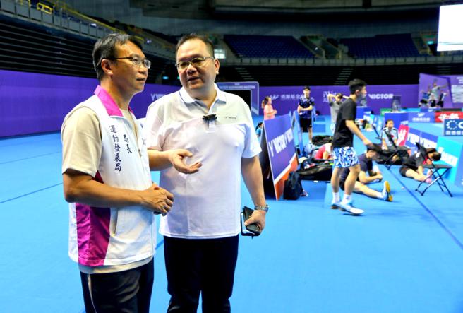 高雄市政府运发局局长侯尊尧（左）日前在全国羽球协会秘书长李侑龙陪同下巡视高雄巨蛋体育馆。（图／大会提供）