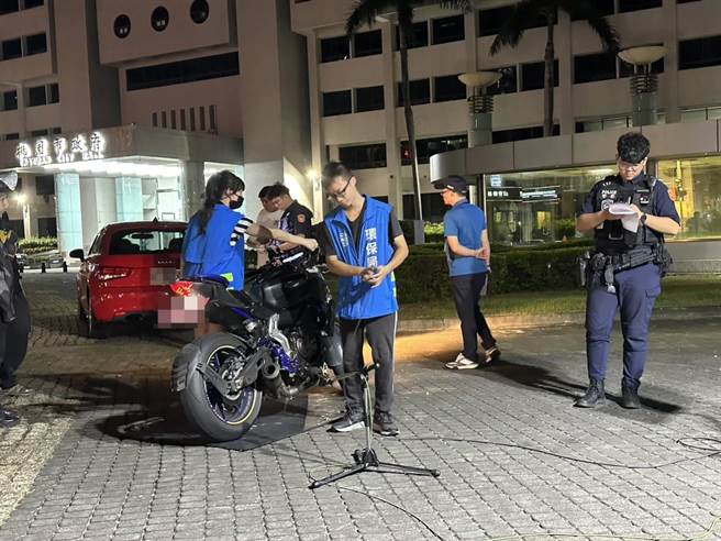 桃警环监齐抓「道路猴子」，3小时取缔16辆改装车。（警方提供／蔡依珍桃园传真）