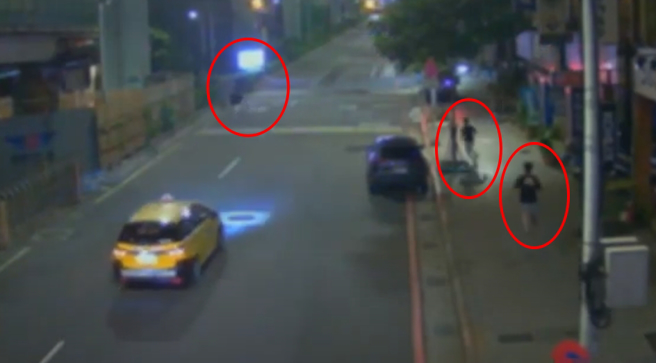 不滿少年與前女友走太近，醋男糾眾砍人速遭逮。（翻攝自影片）