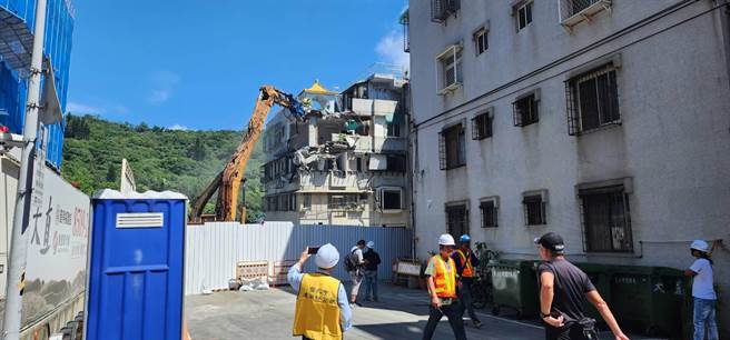 基泰建设施工不当造成北市大直街民宅下陷损坏，今(26)日早上10时许在台北市副市长李四川的一声令下，展开受损民宅拆除作业。（黄敬文摄）