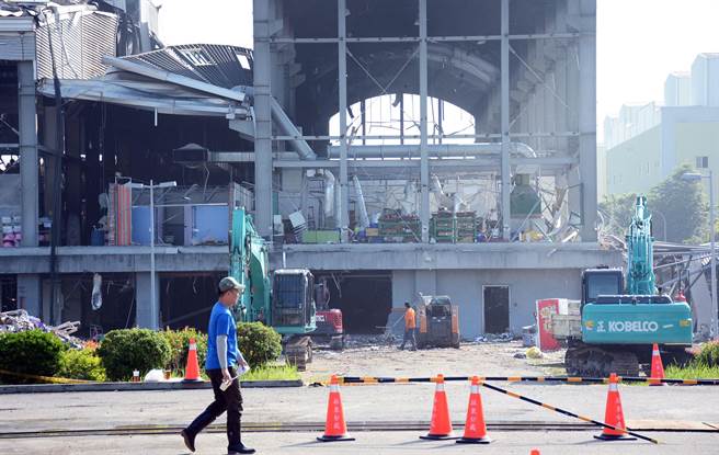 明扬国际大火现场，警消仍持续搜索，盼找出失联者。(林和生摄)