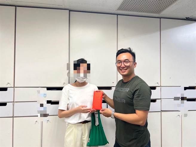 许姓女子打两分工贴补家用却遭诈骗，五福二路派出所员警集资助许女度难关。（警方提供／任义宇高雄传真）