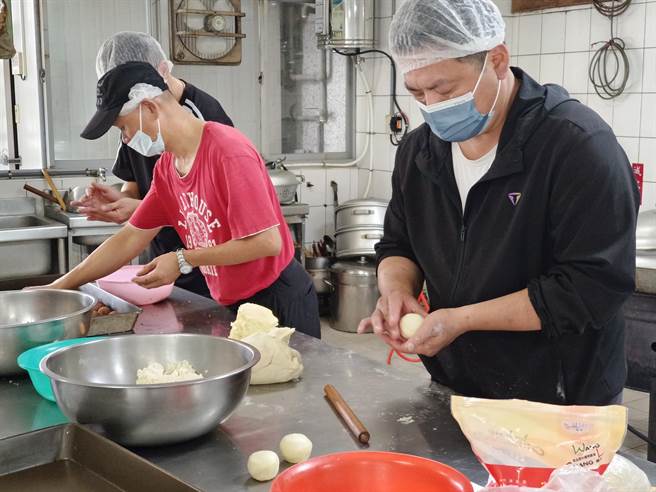 阿鴻師(右一)與團隊專心製作中秋素粟子酥月餅。（大林慈濟醫院提供／呂妍庭嘉義傳真）