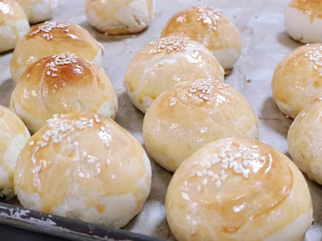 大林慈濟《總鋪師團隊》 手作素栗子酥月餅，標榜低糖、低油脂又限量。（大林慈濟醫院提供／呂妍庭嘉義傳真）