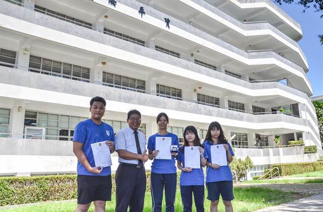 公东高工学生发明压缩垃圾桶，荣获达文西国际发明展银牌。（公东高工提供／蔡旻妤台东传真）