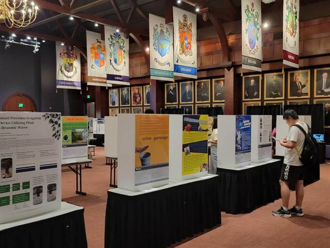 公东高工学生发明压缩垃圾桶，荣获达文西国际发明展银牌。（公东高工提供／蔡旻妤台东传真）