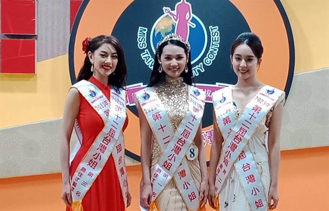 才艺赛冠军陈思宇（中）、亚军都村思依耐（右）、季军林沛瑢。 （主办单位提供）