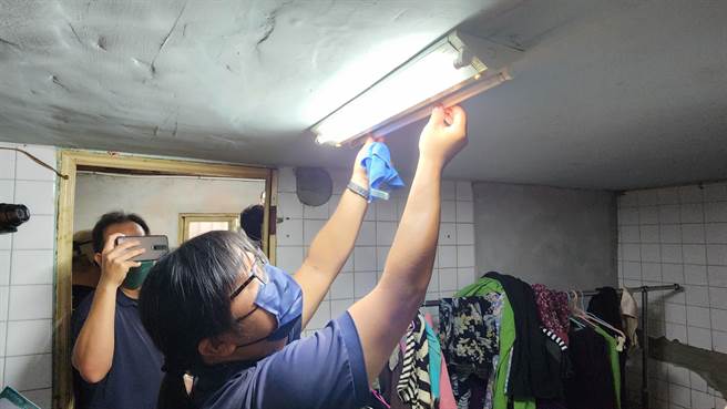 澎科大电机系的公益青年帮关怀户居家电器检修服务。（许逸民摄）