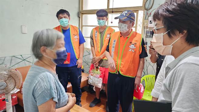 蔡衍明爱心基金会与澎科大访视弱势关怀户。（许逸民摄）